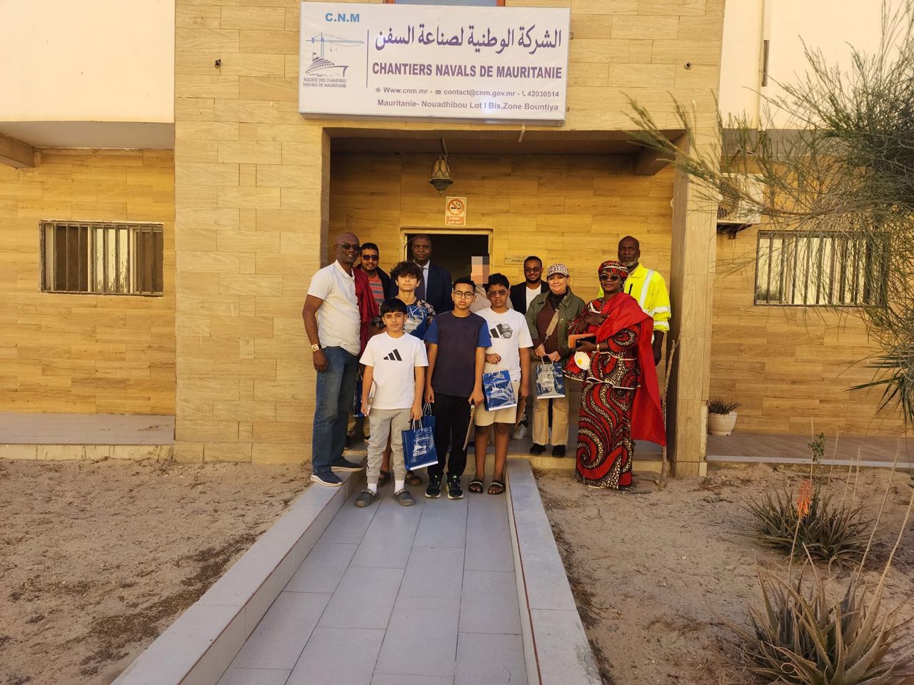 Remise de cadeaux aux élèves